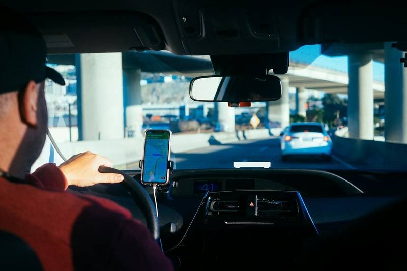 Chauffeur van Flits Express plant een route voor express transport