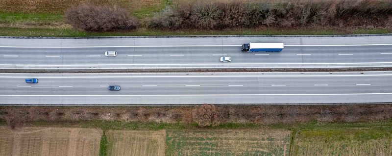 Vrachtwagen voor nationaal transport op de snelweg